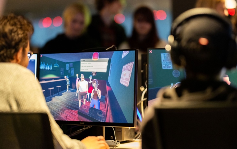 Studenter spelar datorspel. 